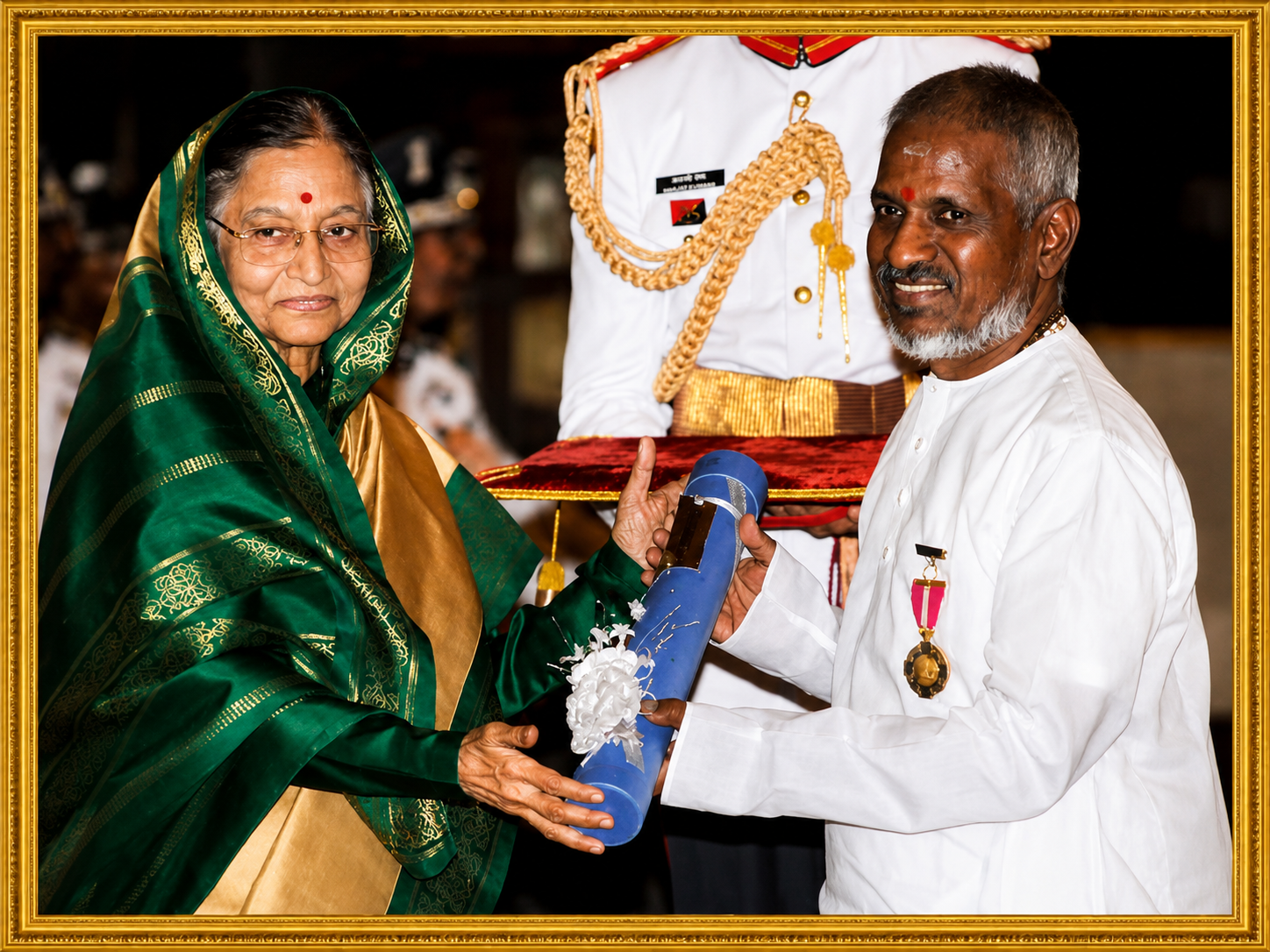 குடியரசுத் தலைவரிடமிருந்து பத்ம பூஷண் விருதைப் பெறும் இளையராஜா