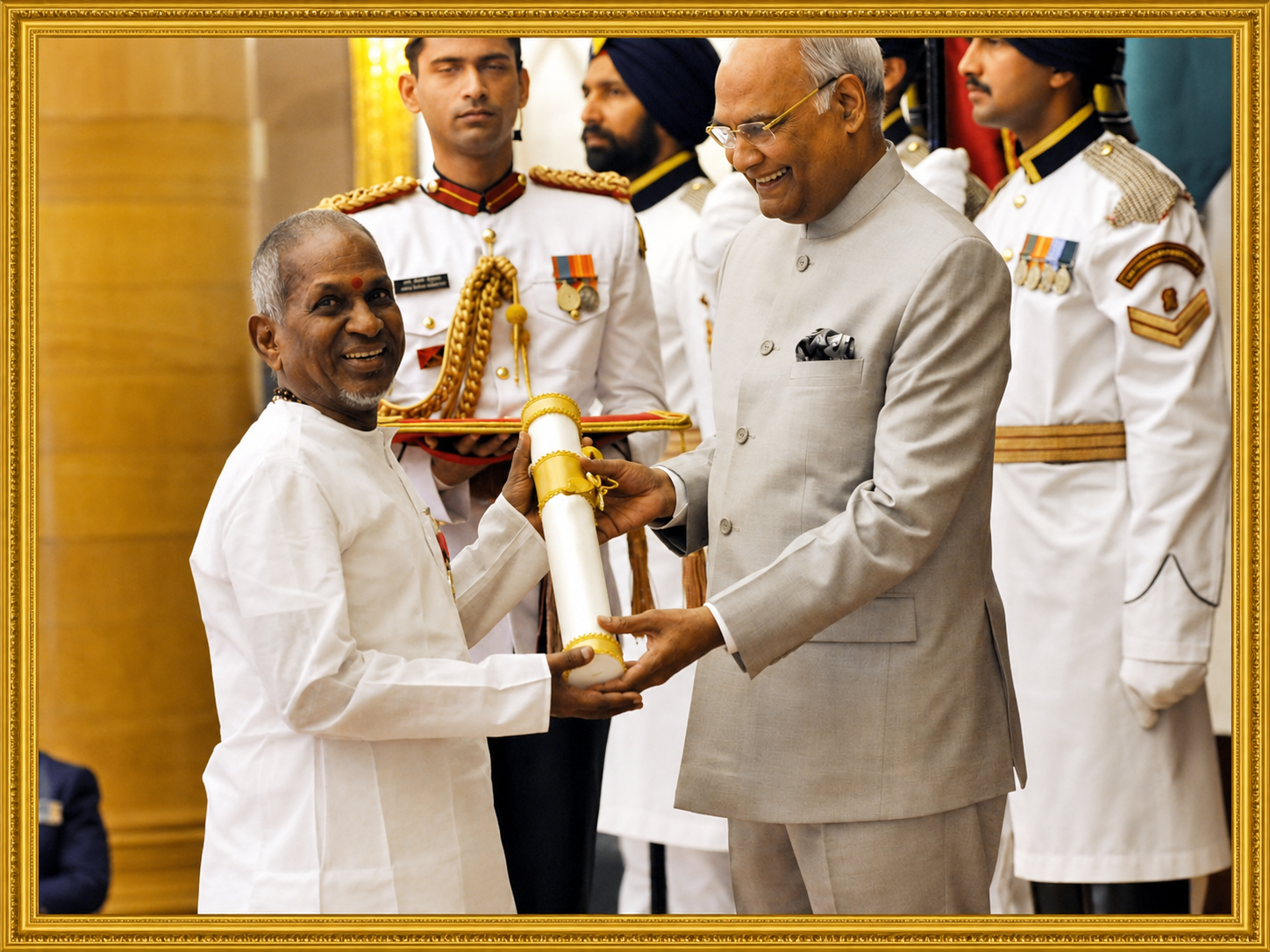 குடியரசுத் தலைவரிடமிருந்து பத்ம விபூஷண் விருதைப் பெறும் இளையராஜா